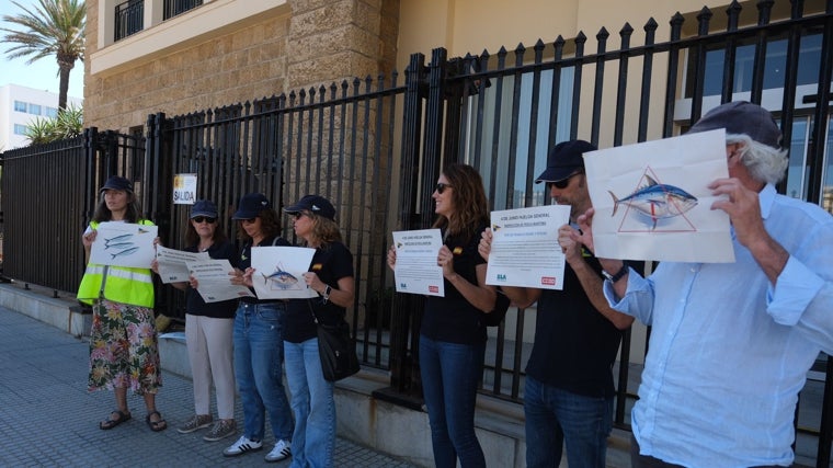 Protesta de los inspectores de pesca el pasado 4 de junio ante la Subdelegación del Gobierno en Cádiz