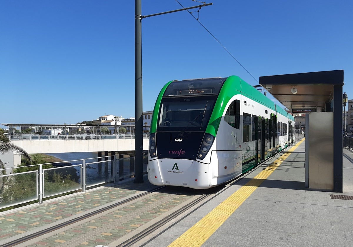 El Trambahía refuerza su servicio con ocho trenes por la Feria de Chiclana