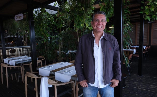 Alberto, sonriente, en el comedor con vista al mar del restaurante Musalima.