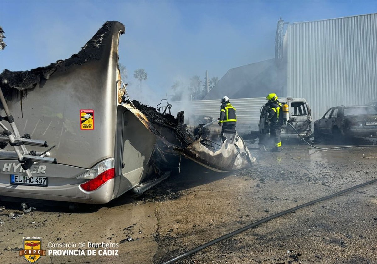 Arden una autocaravana y tres coches en Conil