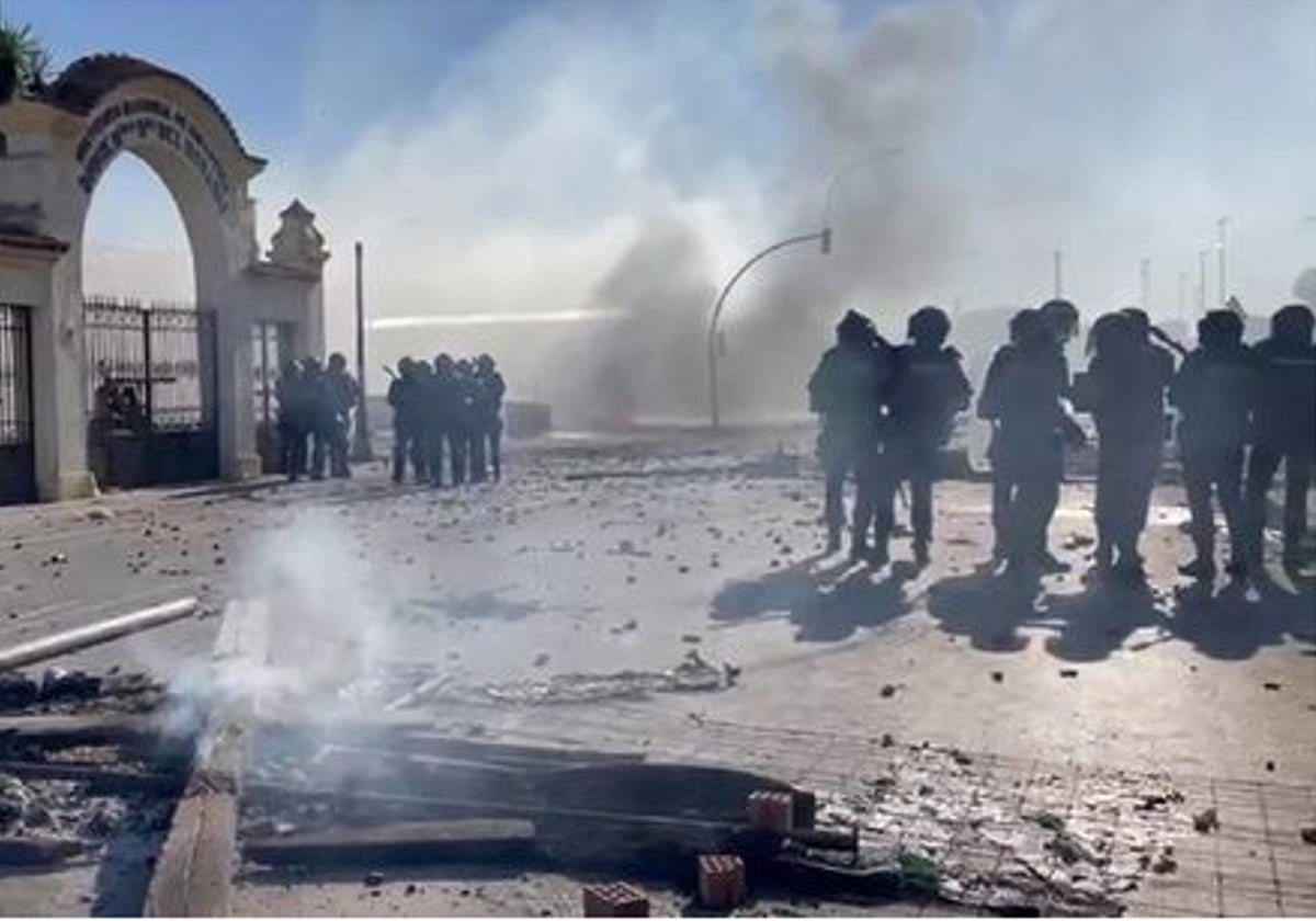 Imagen de la entrada al astillero de Cádiz tras una batalla campal con la Policía nacional