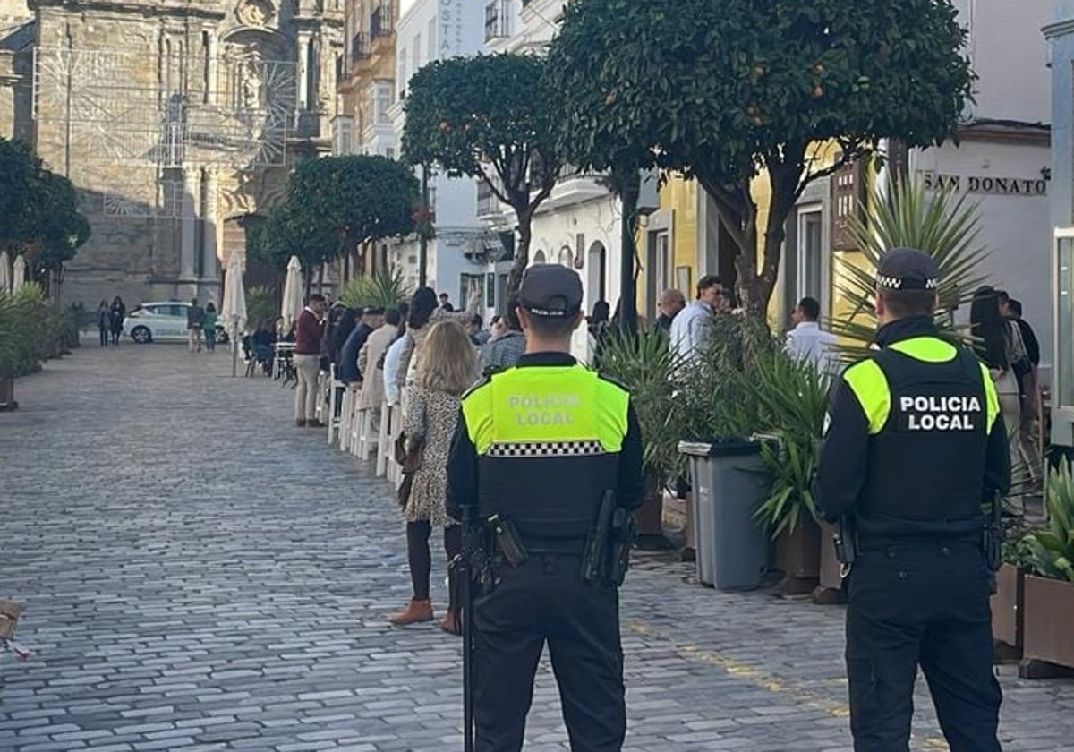 Policías locales en Tarifa.