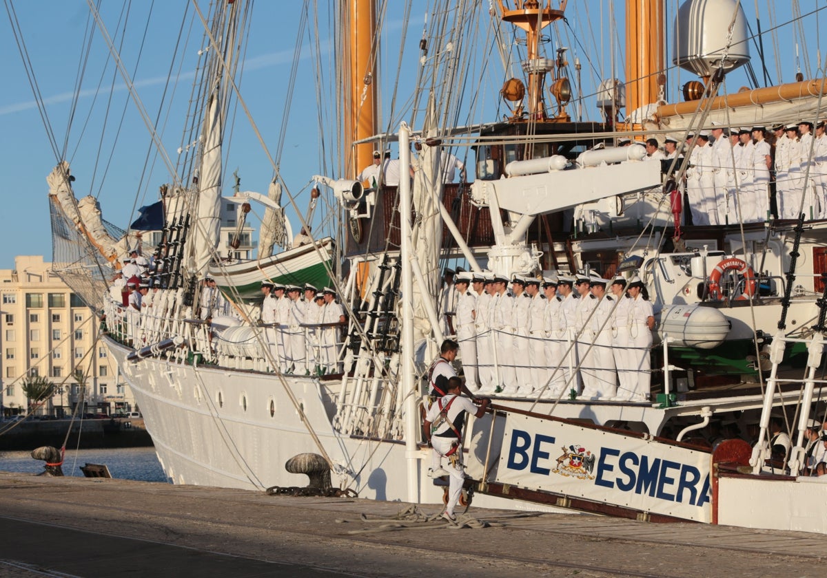 El buque Esmeralda, en Cádiz.