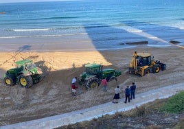 Costas realiza trabajos de aportación de arena y perfilado en las playas Victoria y Santa María del Mar