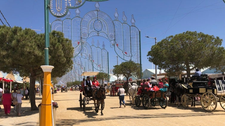 Chiclana disfruta de la primera tarde de feria con el abanico en la mano