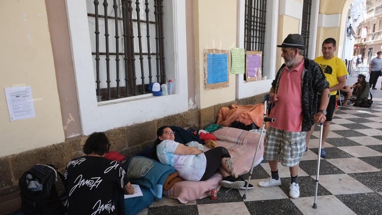 Varias de las personas sin hogar que están acampadas en San Juan de Dios.