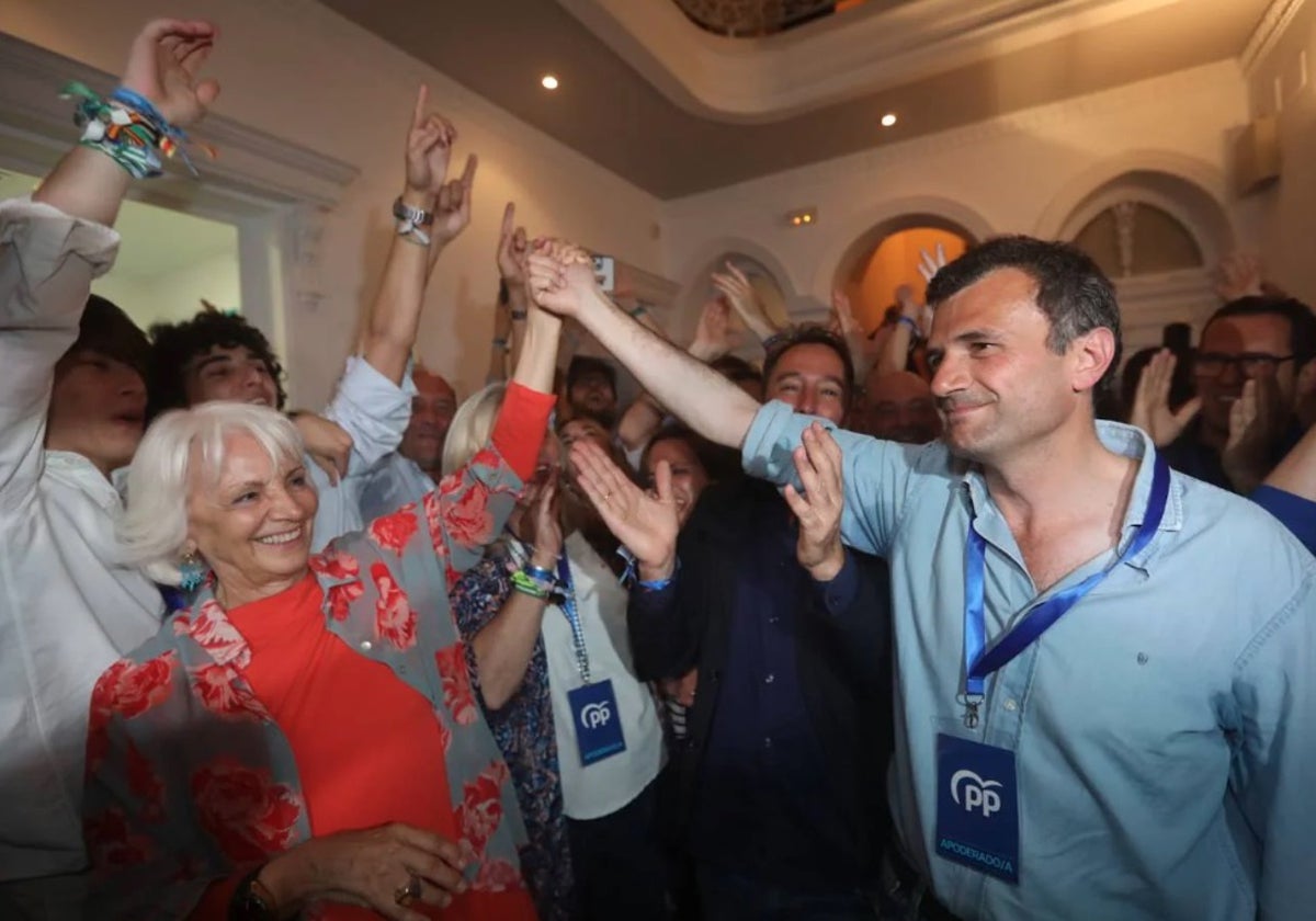 Bruno García celebra la victoria en las municipales de 2023.