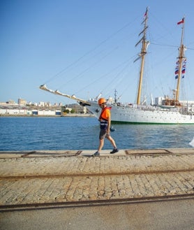 Imagen secundaria 2 - ¿Sabes cuál es este grandioso velero que acaba de llegar al Puerto de Cádiz? Puedes visitarlo gratis