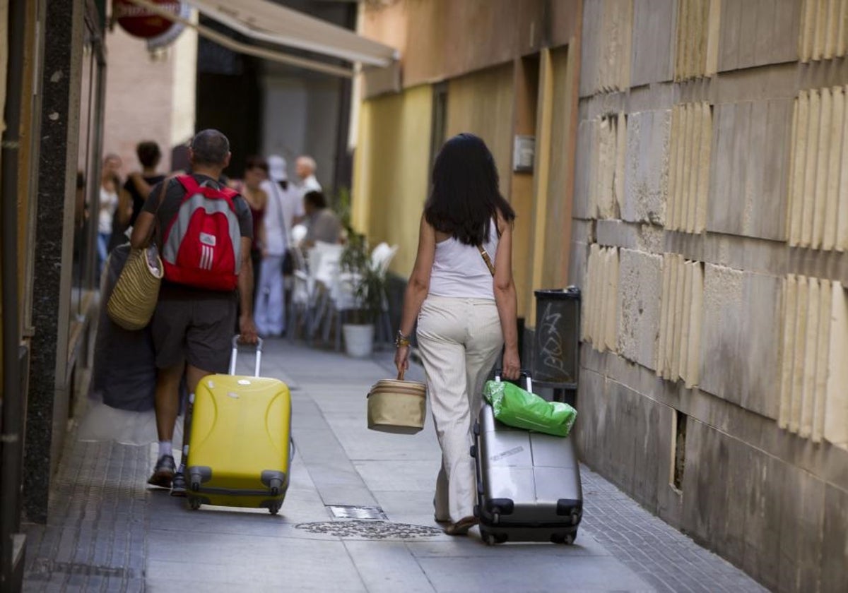 Turistas con maletas por el centro de la capital gaditana.