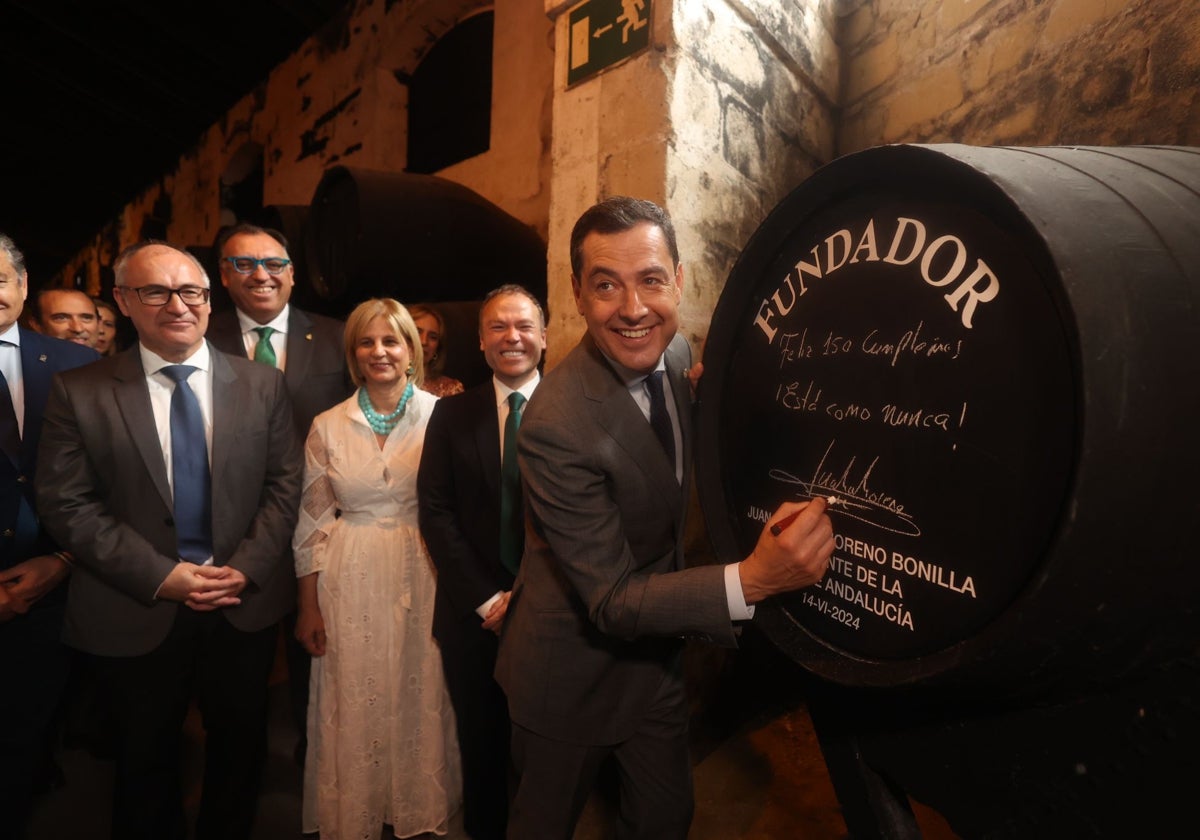 Juanma Moreno, en las bodegas Fundador de Jerez.