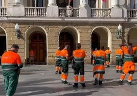 Trabajadores de Parques y Jardines de Cádiz se concentran a las puertas del Ayuntamiento