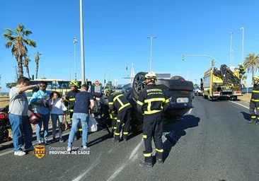Accidente en Cádiz: tres heridos leves tras una colisión entre dos vehículos a la entrada de Cádiz por el Segundo Puente