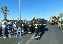 Accidente en Cádiz: tres heridos leves tras una colisión entre dos vehículos  a la entrada de Cádiz por el Segundo Puente