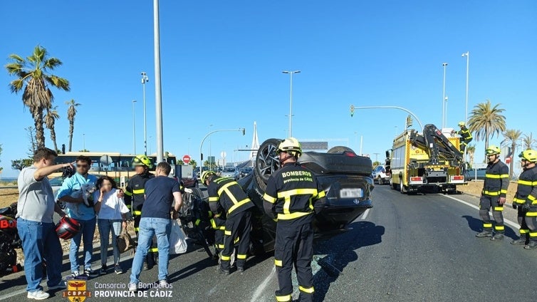 Accidente en Cádiz: tres heridos leves tras una colisión entre dos vehículos  a la entrada de Cádiz por el Segundo Puente