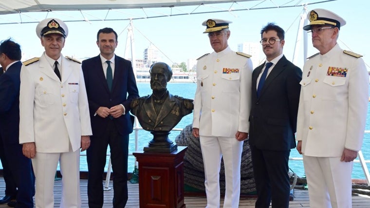 Entrega del busto del comandante Arturo Prat.