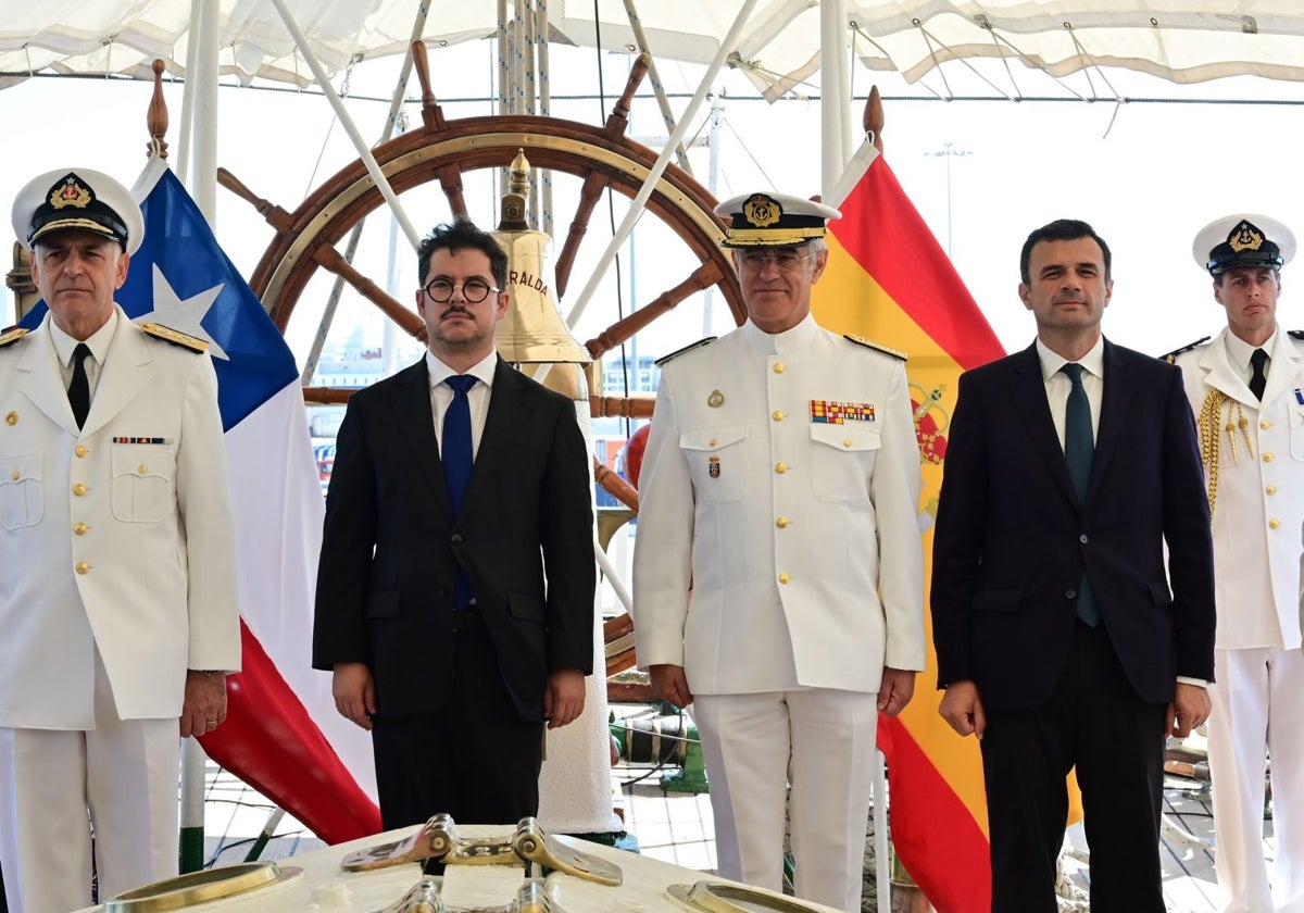 El embajador de Chile en España y el alcalde de Cádiz acuden a la ceremonia a bordo del buque escuela Esmeralda por su 70 aniversario.