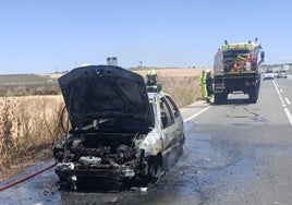 Un vehículo arde en plena marcha en la carretera entre Jerez y Rota, a la altura de El Puerto de Santa María