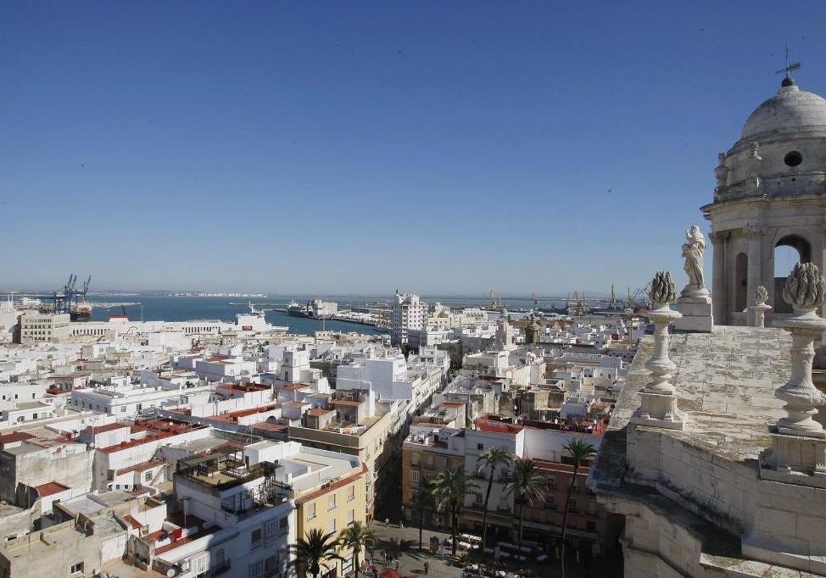 Imagen del casco histórico de Cádiz tomada desde la torre de Poniente de la Catedral.