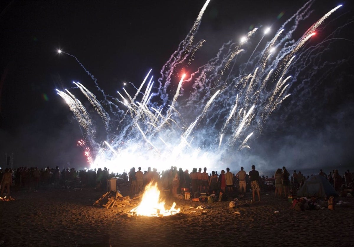 Fuegos artificiales durante una noche de San Juan en una playa