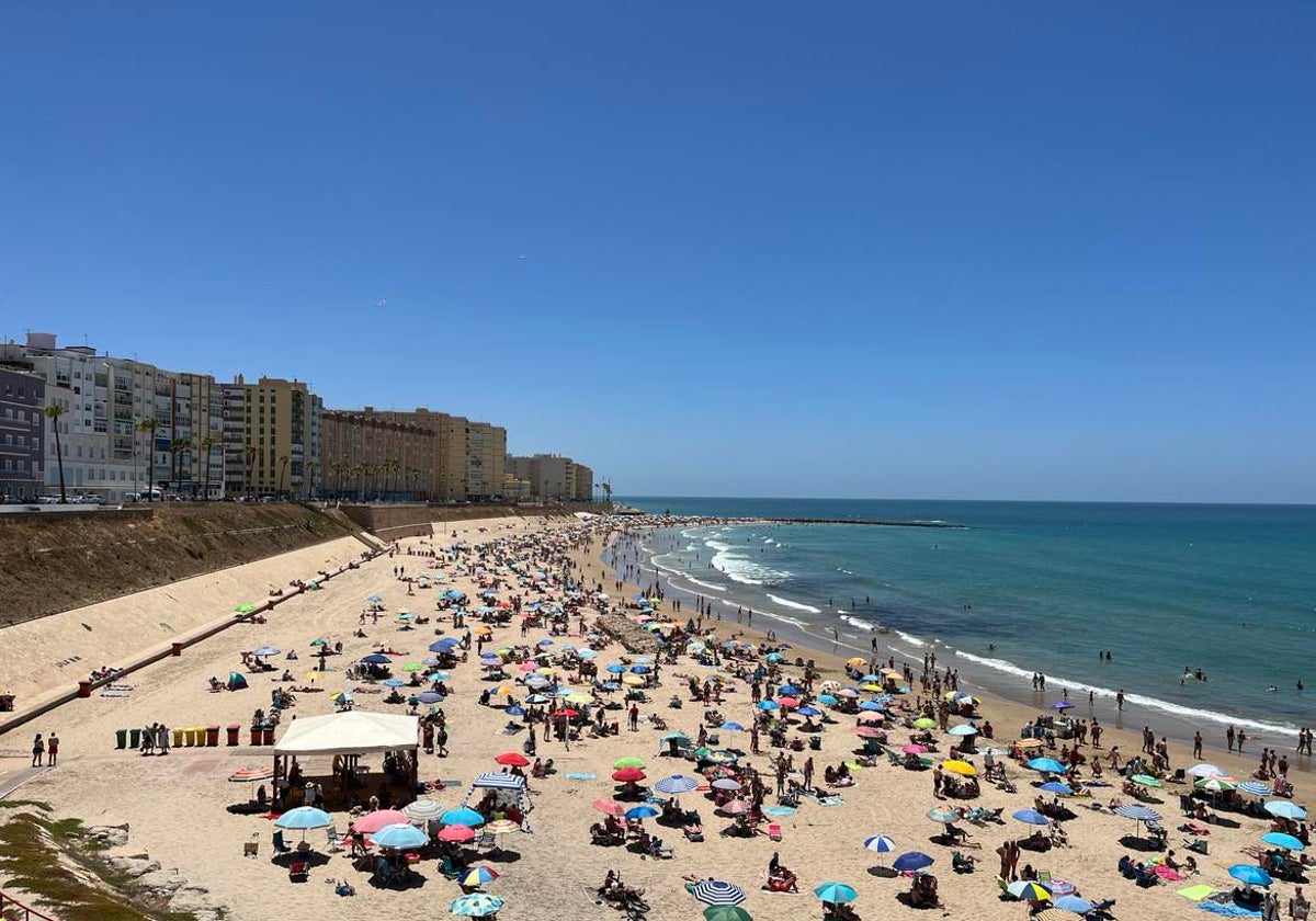 La playa de Santa María del Mar de la capital gaditana este pasado domingo