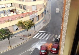 Un coche sale ardiendo en marcha en Cádiz, a la altura del colegio Amor de Dios