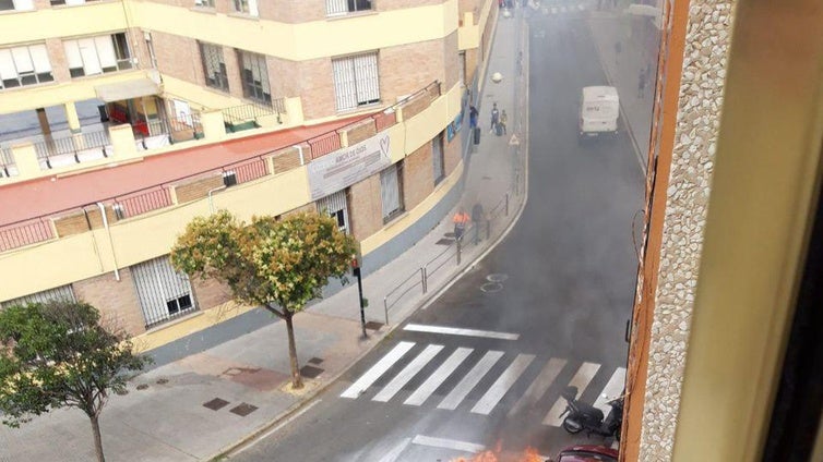 Un coche sale ardiendo en marcha en Cádiz, a la altura del colegio Amor de Dios