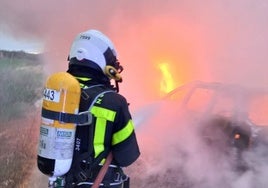 Un coche sale ardiendo y acaba calcinado en plena carretera en el término municipal de Arcos