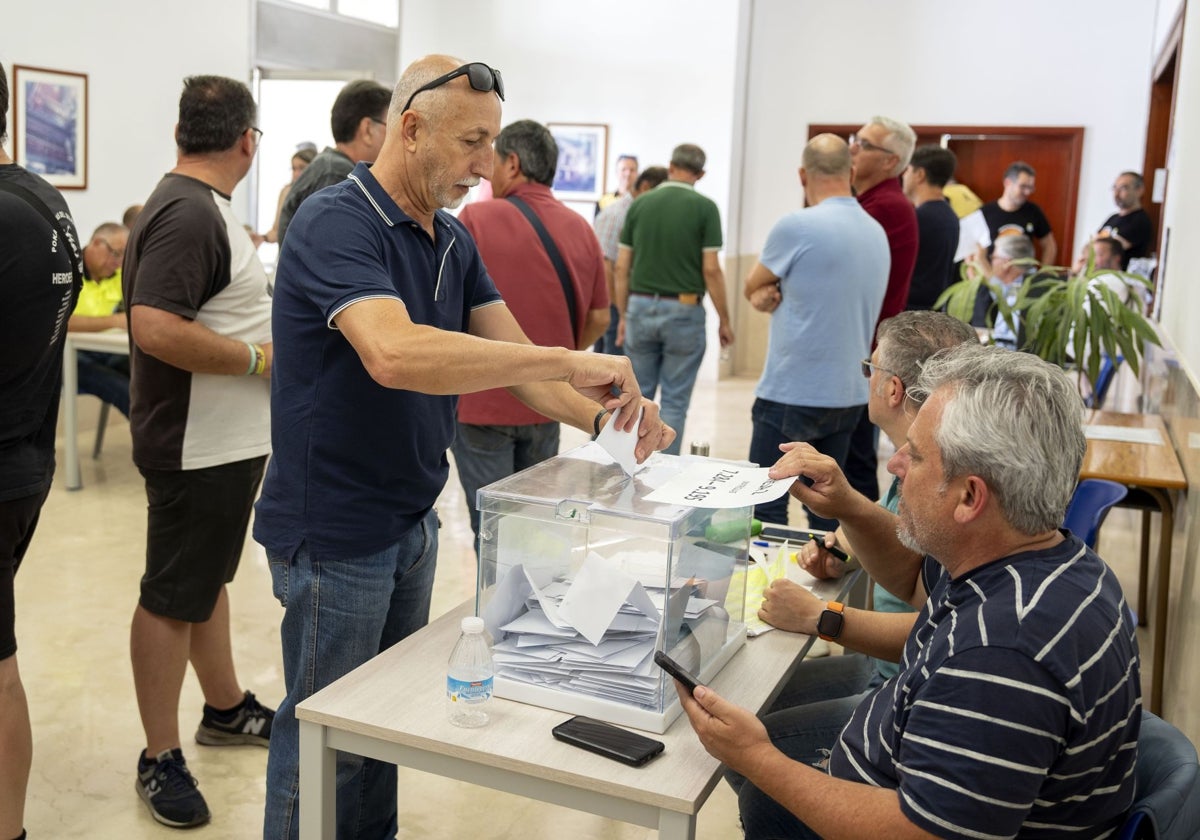 Trabajadores votan en Acerinox.