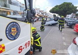 Dos coches acaban volcados sobre la calzada tras sendos accidentes en Chiclana y Jerez