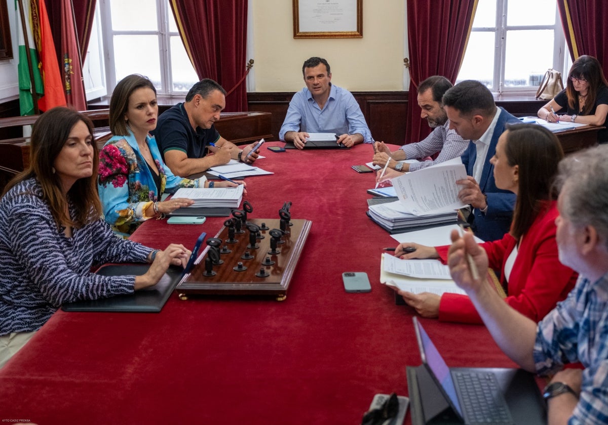 Aprobada la creación de la Mesa Municipal por el Empleo en Cádiz.