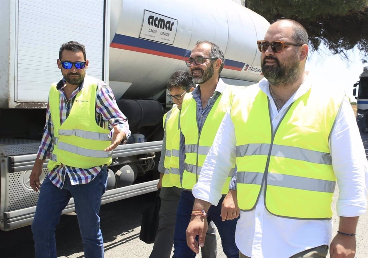 El diputado provincial del Área de Cooperación, Javier Bello, en una visita a las obras en la carretera que discurre por Pago del Humo.