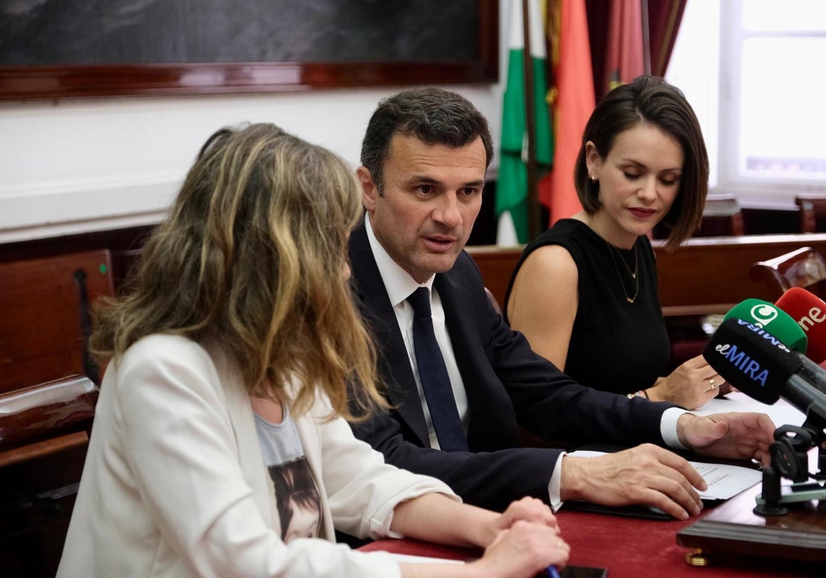 Bruno García, junto a Maite González y Beatriz Gandullo.