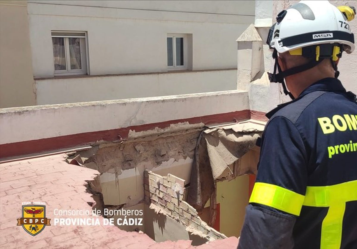 Un operario de bombero, analizando la situación en el inmueble de la calle Concepción de Cádiz