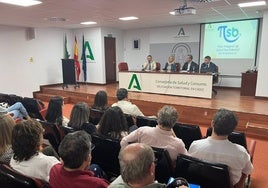 Medio centenar de profesionales asisten a una jornada sobre salud bucodental en Cádiz