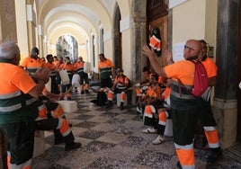 Trabajadores de parques y jardines se manifiestan en la puerta del Ayuntamiento