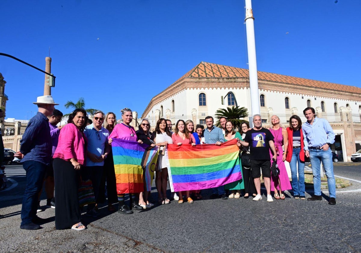 La bandera LGTBI ha sido izada en la Plaza de Sevilla.