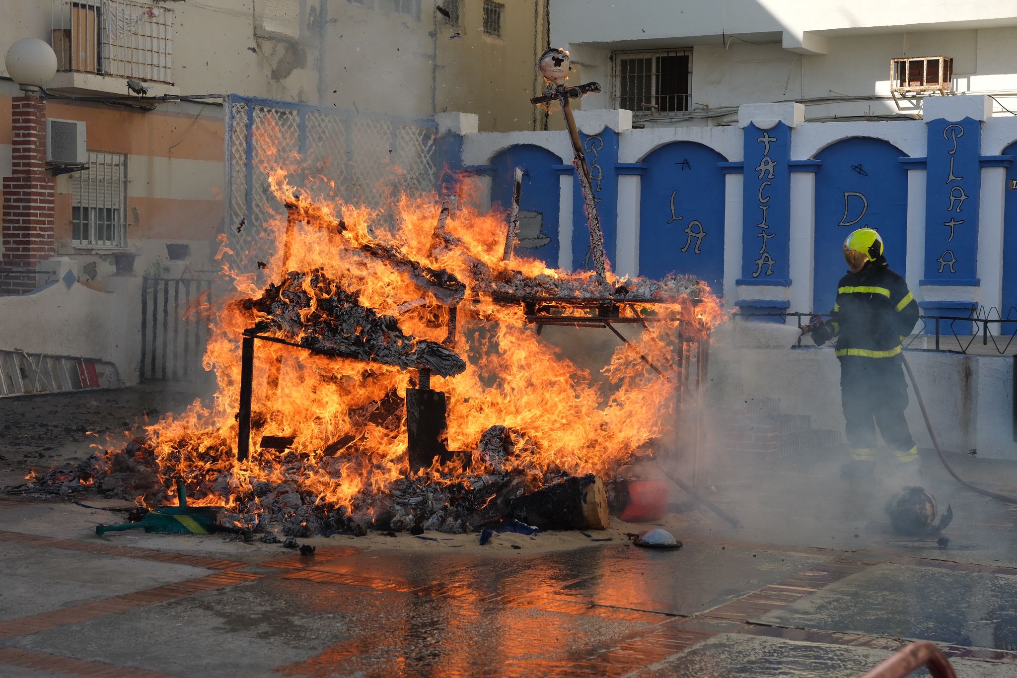 Galería: Cádiz quema lo malo con la tradición de los juanillos