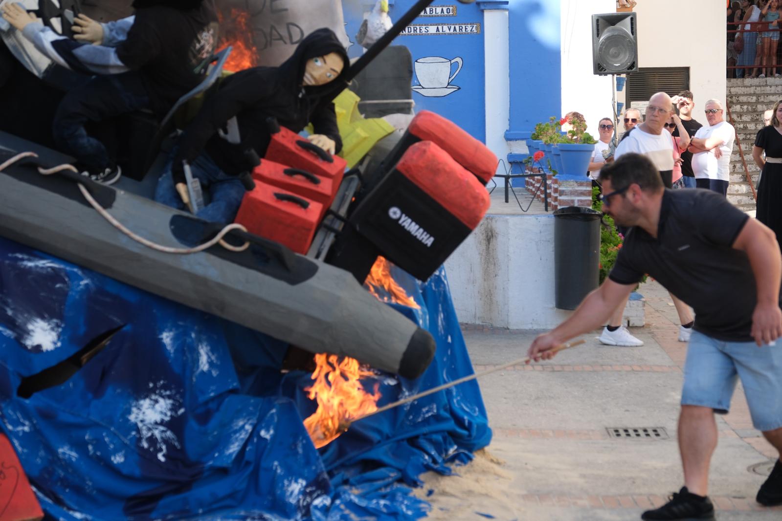 Galería: Cádiz quema lo malo con la tradición de los juanillos