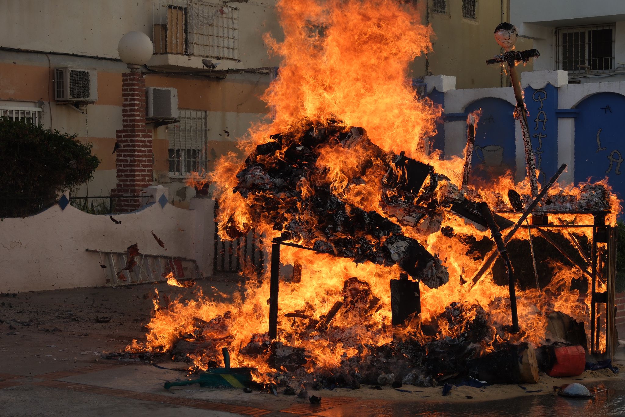 Galería: Cádiz quema lo malo con la tradición de los juanillos