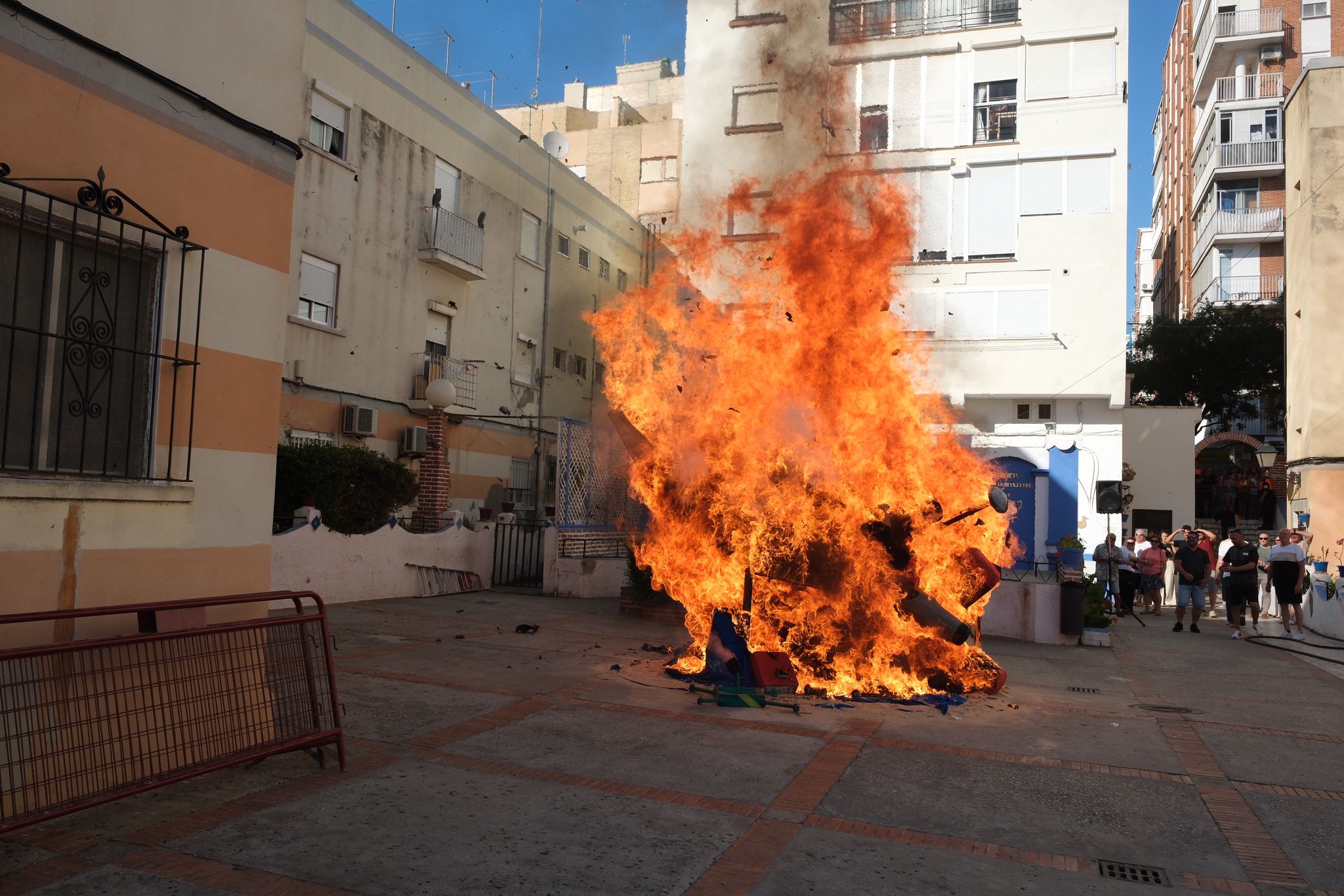 Galería: Cádiz quema lo malo con la tradición de los juanillos