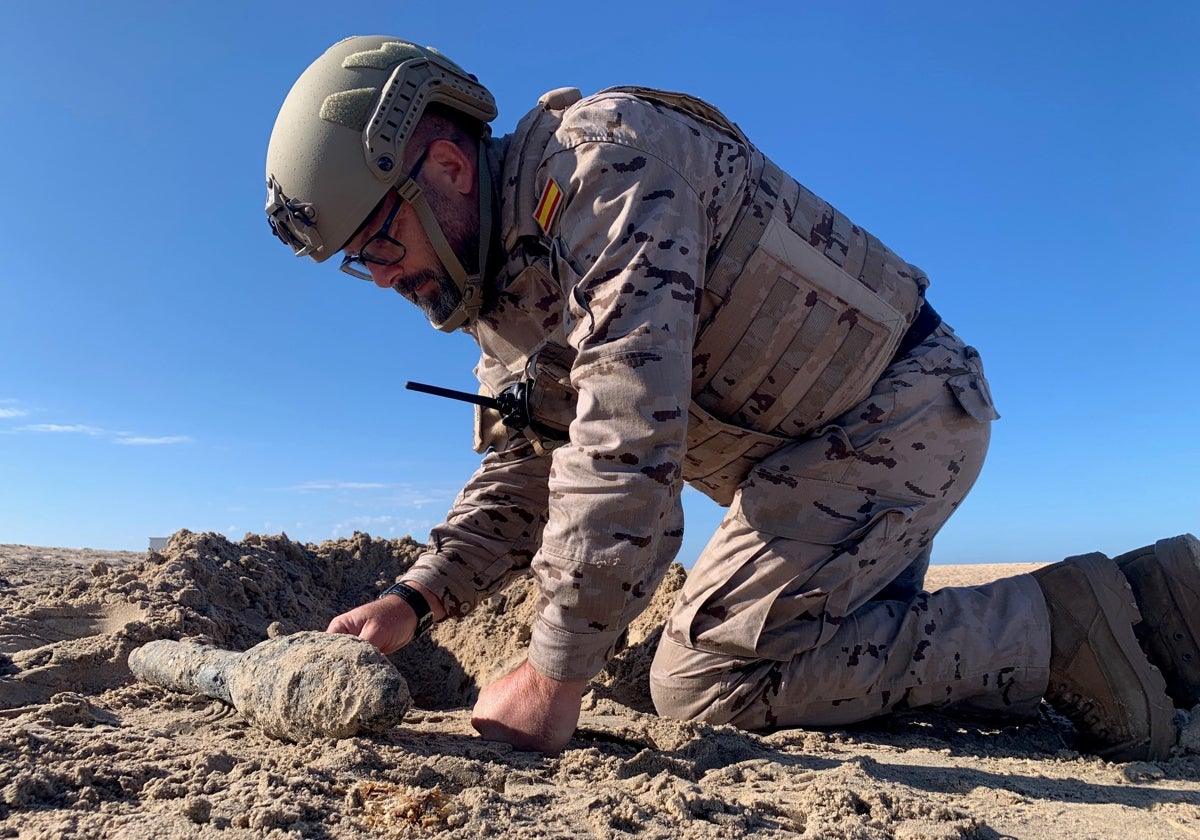 Operador de un equipo de desactivado de la Unidad de Buceo de Cädiz en una intervención en la playa.