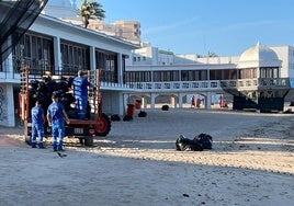 Operarios municipales retiran 45 toneladas de basura de las playas de Cádiz tras la noche de San Juan