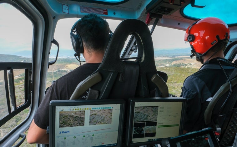 Imagen principal - El helicóptero está dotado de alta tecnología para detectar fallos en la red. Lleva una cámara termográfica que localiza los puntos calientes del tendido eléctrico