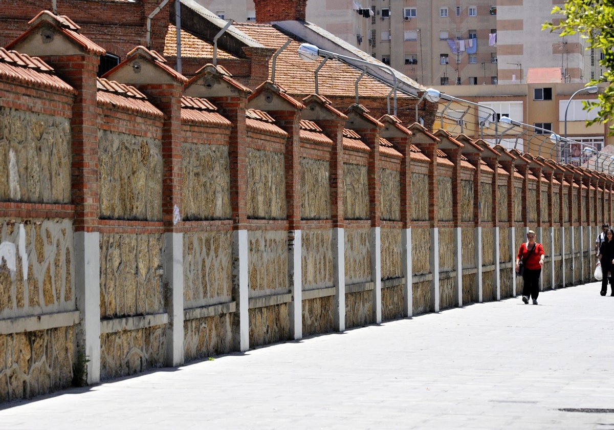 Imagen de archivo del muro de los Depósitos de Tabaco de Cádiz.