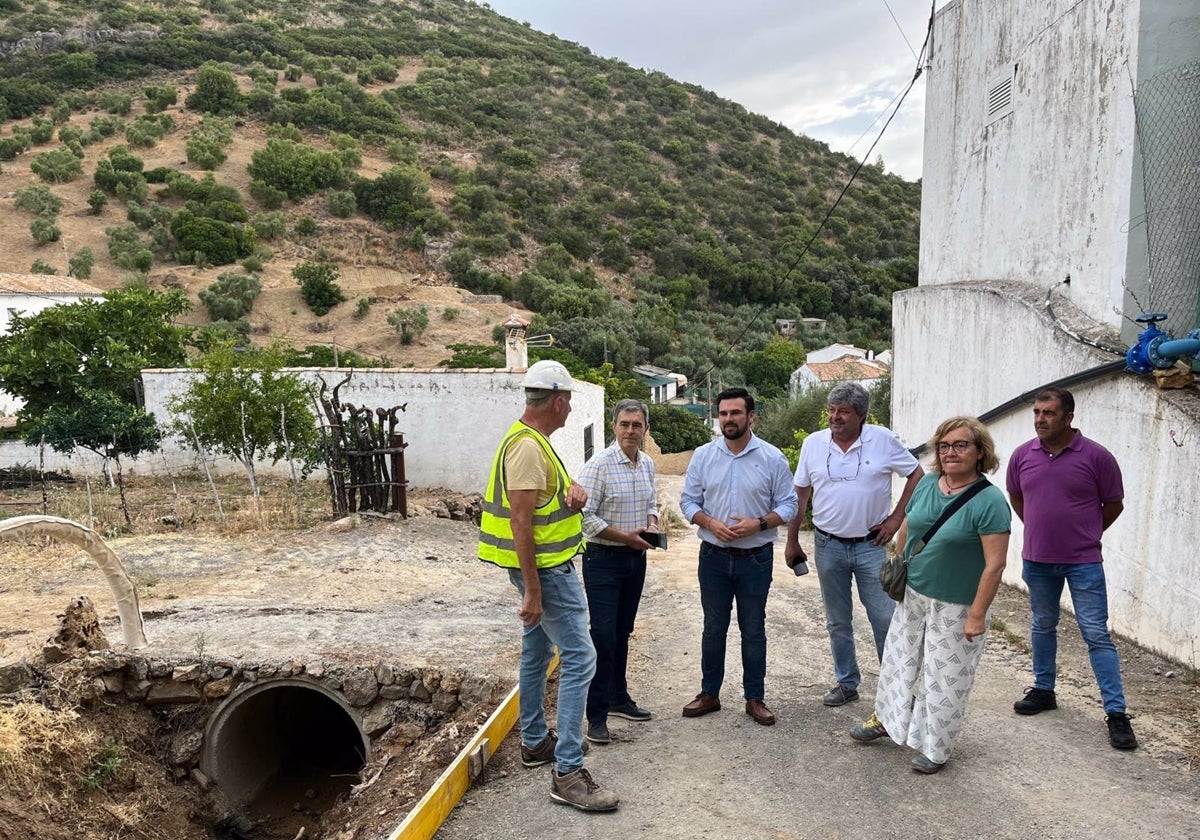 El delegado territorial de Agricultura, Francisco Moreno, en Algodonales con su alcalde.