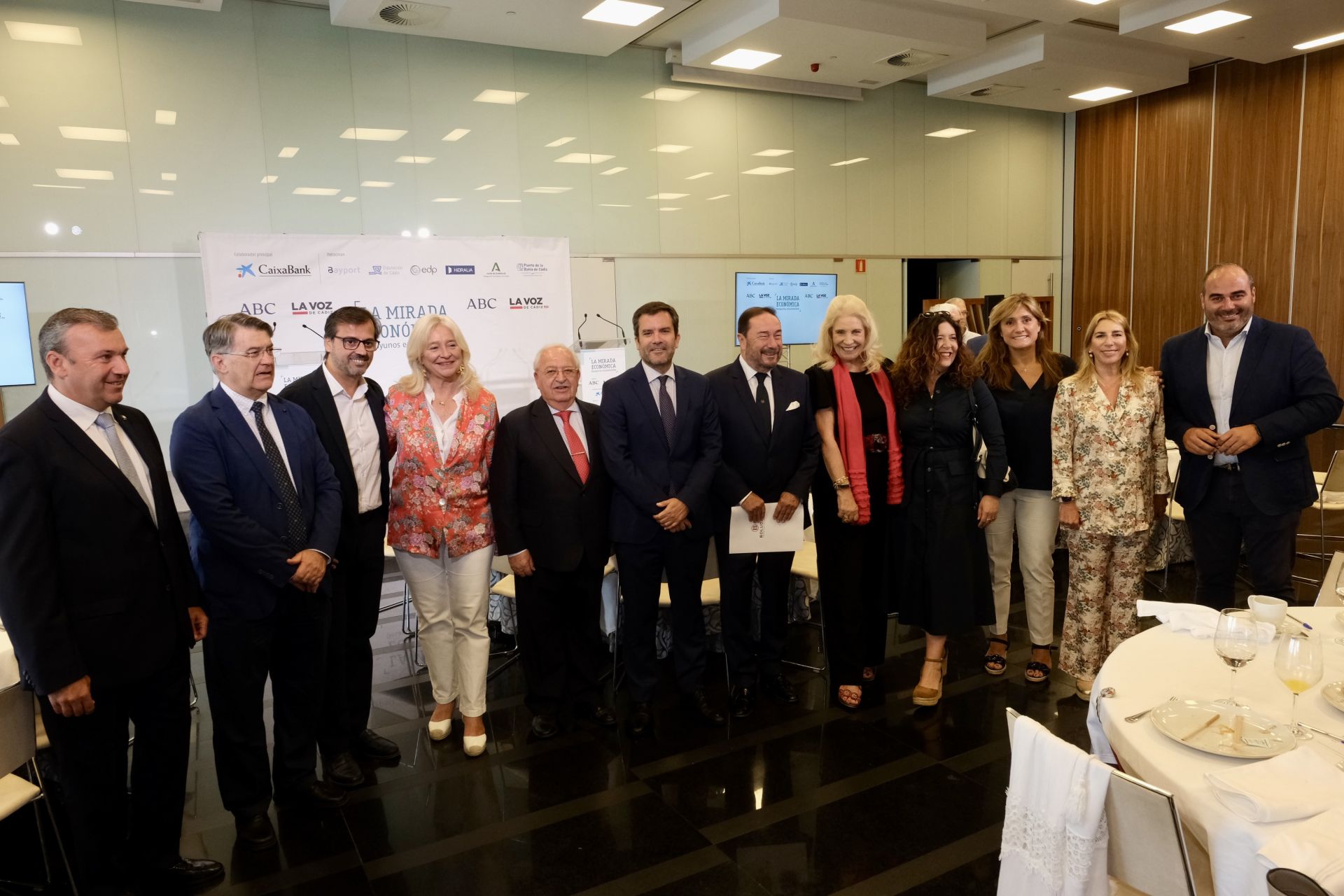 Fotos: Los asistentes a la Mirada Económica de ABC y La Voz con Alfonso Serrat