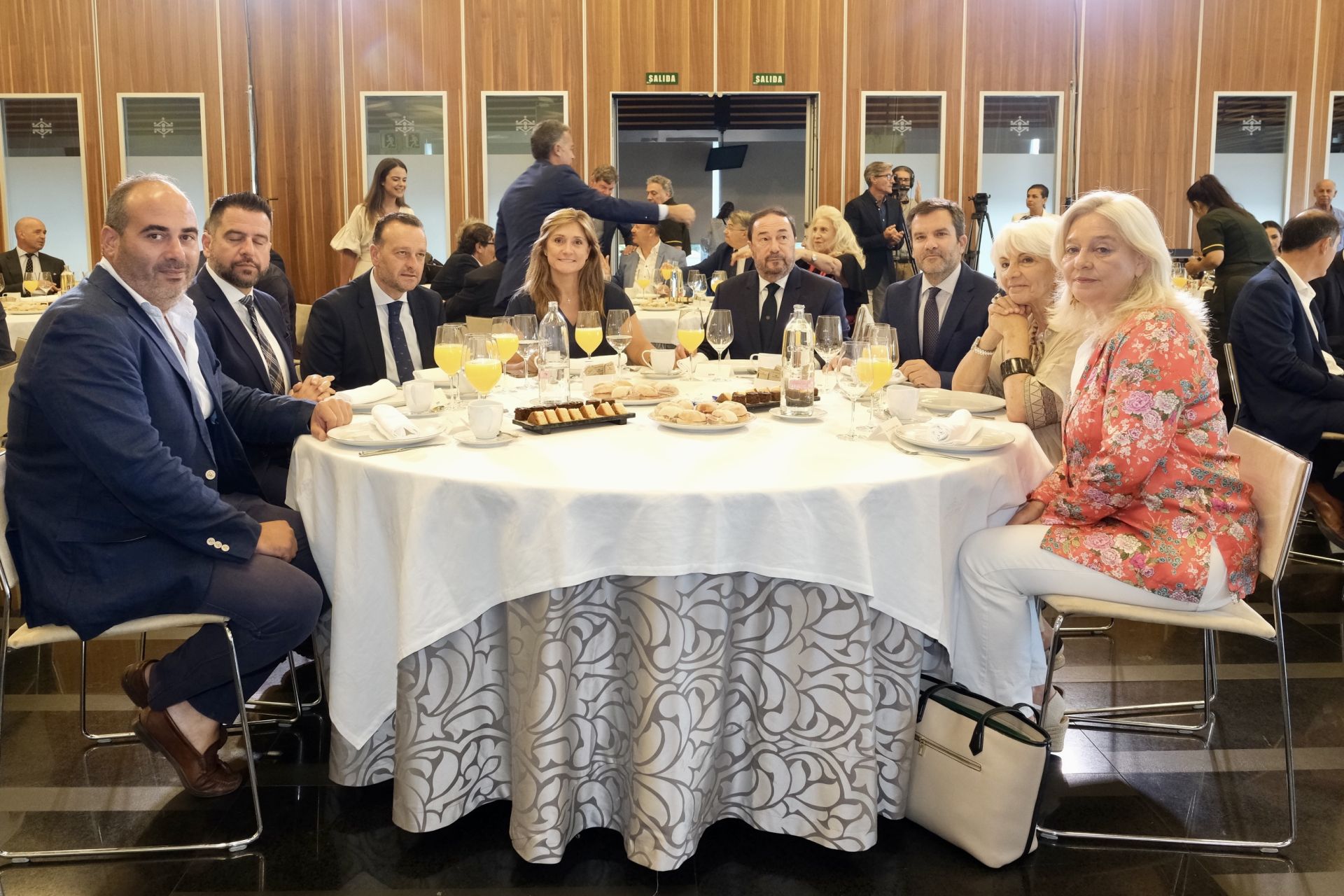 Fotos: Los asistentes a la Mirada Económica de ABC y La Voz con Alfonso Serrat