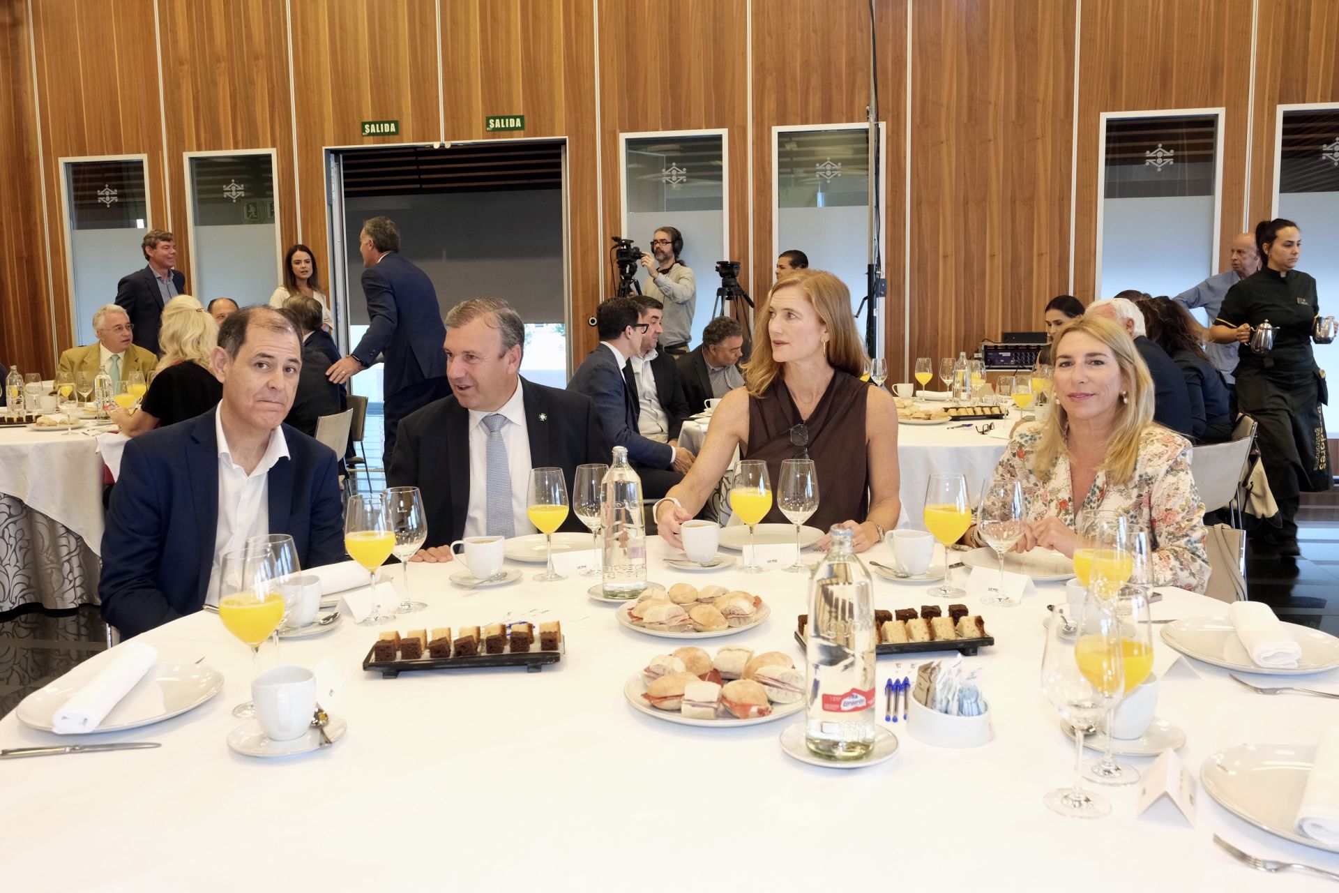 Fotos: Los asistentes a la Mirada Económica de ABC y La Voz con Alfonso Serrat