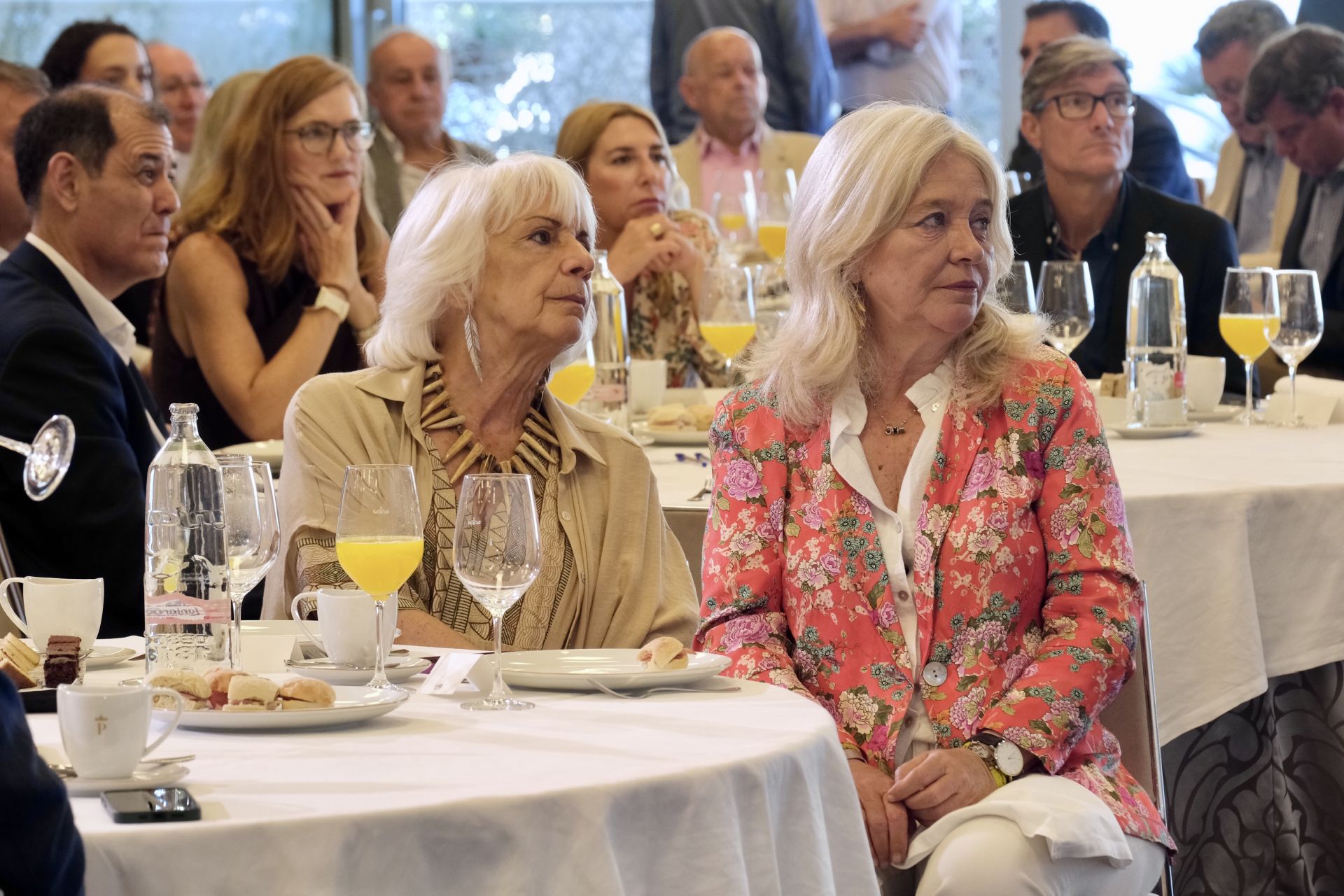 Fotos: Los asistentes a la Mirada Económica de ABC y La Voz con Alfonso Serrat