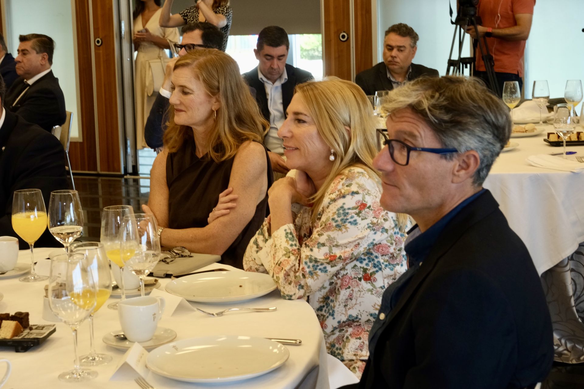 Fotos: Los asistentes a la Mirada Económica de ABC y La Voz con Alfonso Serrat